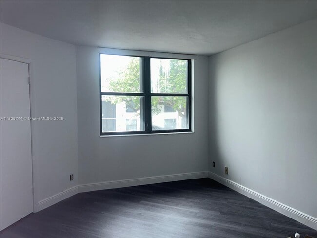 213 Lake Pointe Dr in Oakland Park, FL - Building Photo - Building Photo