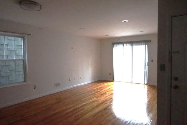 342 Forrest St in Jersey City, NJ - Building Photo - Building Photo