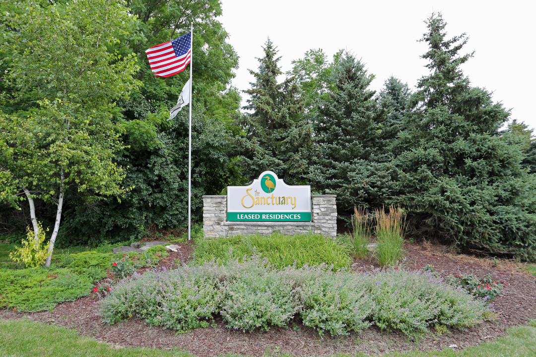 The Sanctuary Apartments in New Berlin, WI - Foto de edificio