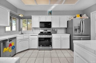 2317 Stratford Way in Hanford, CA - Building Photo - Building Photo