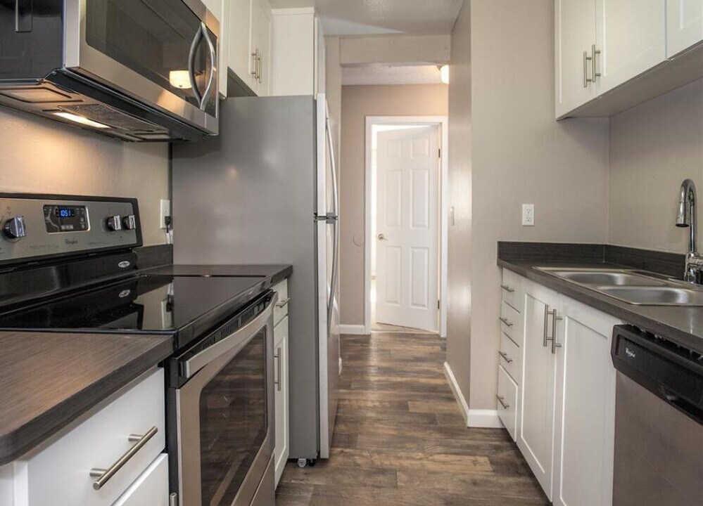 202 Calvert Dr in Cupertino, CA - Building Photo