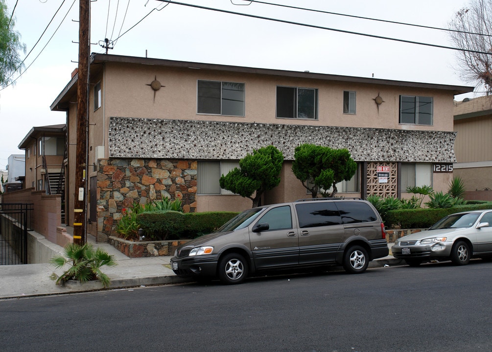 12215 Grevillea Ave in Hawthorne, CA - Building Photo