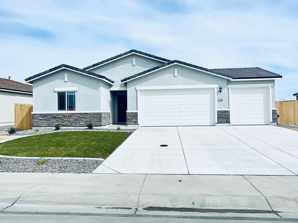 704 Colorado Ln in Fallon, NV - Building Photo