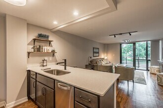 5910 N Sheridan Rd in Chicago, IL - Foto de edificio - Building Photo