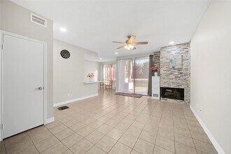 8257 Sands Point Dr in Houston, TX - Building Photo - Building Photo