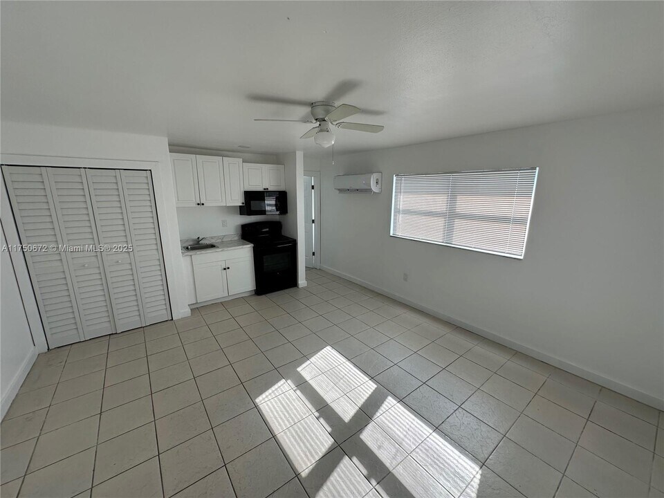 318 Tarpon Dr in Cape Coral, FL - Foto de edificio