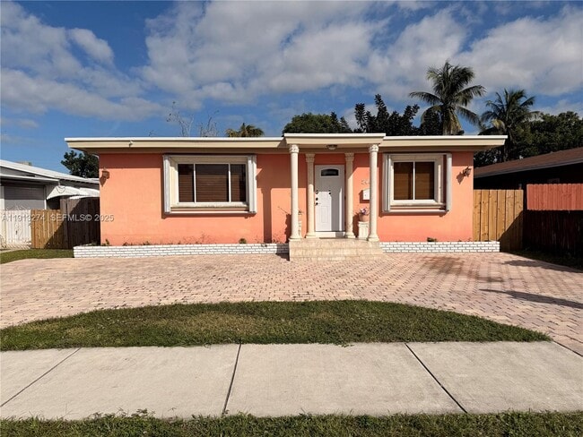 2435 Wilson St in Hollywood, FL - Building Photo - Building Photo