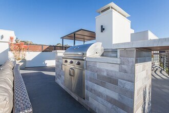 1283 Havenhurst Dr in West Hollywood, CA - Building Photo - Building Photo