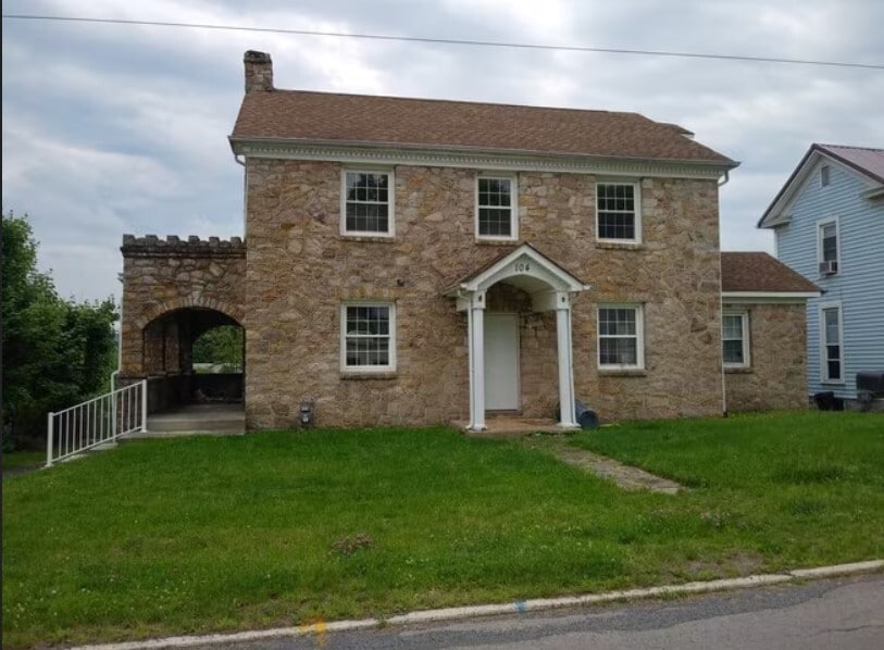 104 Wood St in Frostburg, MD - Building Photo