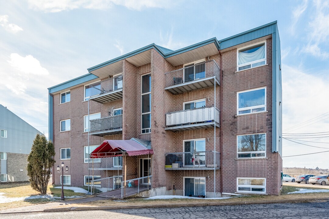 4568 De La Cascatelle St in Lévis, QC - Building Photo