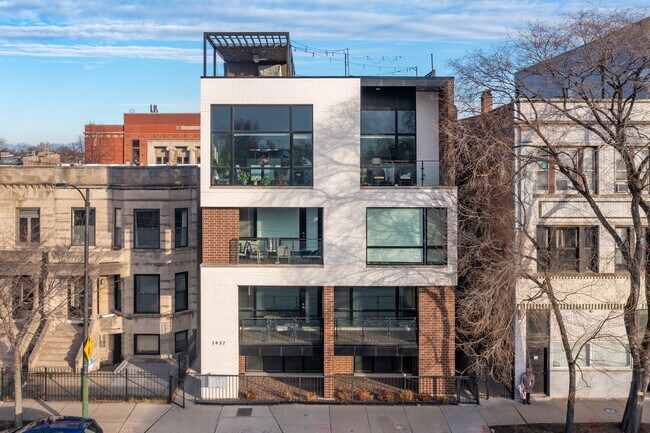 2432 W Chicago Ave in Chicago, IL - Building Photo - Building Photo