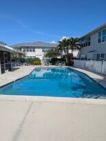 715 Neapolitan Way, Unit 715 in Naples, FL - Building Photo