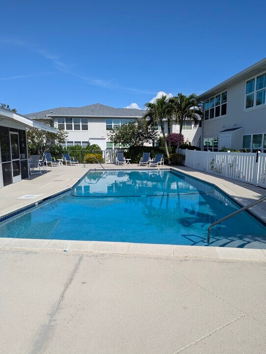 715 Neapolitan Way, Unit 715 in Naples, FL - Building Photo