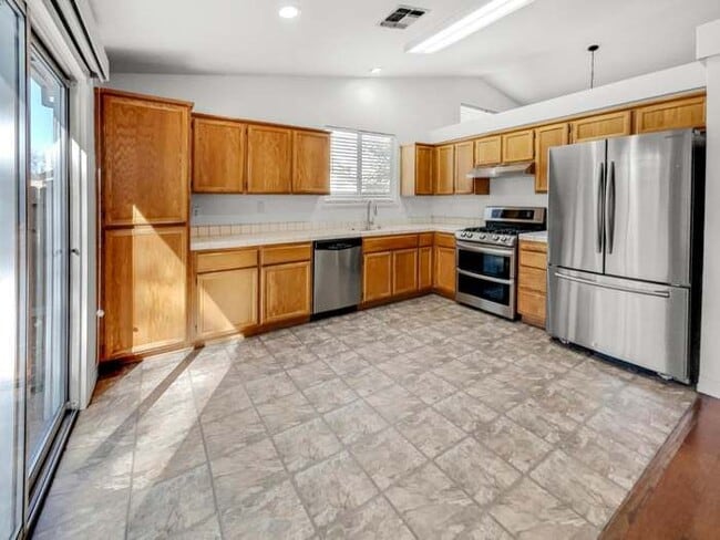 1041 Shenencock Way in Roseville, CA - Foto de edificio - Building Photo