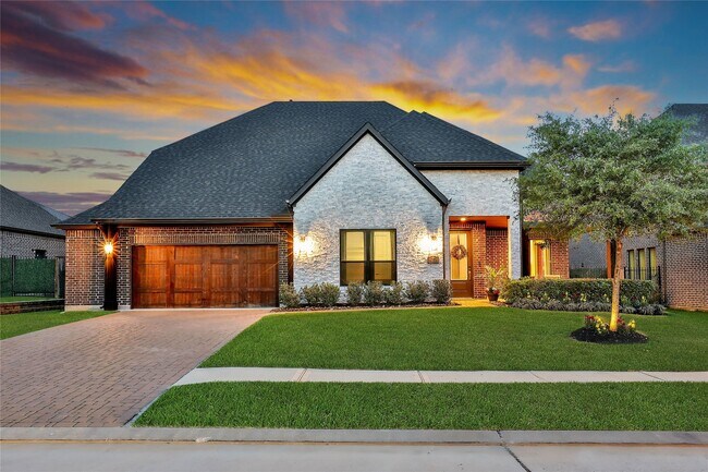 property at 1015 Oak Briar Ln