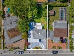 911 E 32nd St in Hialeah, FL - Building Photo - Building Photo