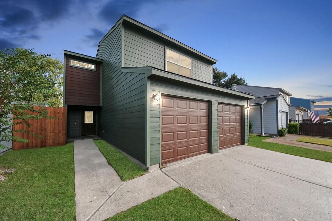 10250 Bridgeland Ln in Houston, TX - Building Photo