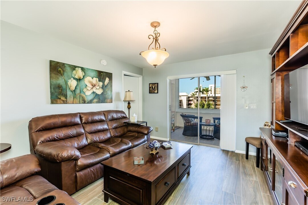 921 Seagrape Dr in Marco Island, FL - Building Photo