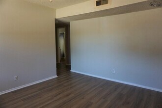 705 W Louisa Ave in Iowa Park, TX - Building Photo - Building Photo