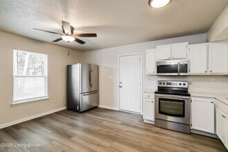 8007 Apple Valley Dr in Louisville, KY - Building Photo - Building Photo