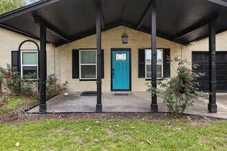 1415 Palm Dr in Winnie, TX - Foto de edificio - Building Photo