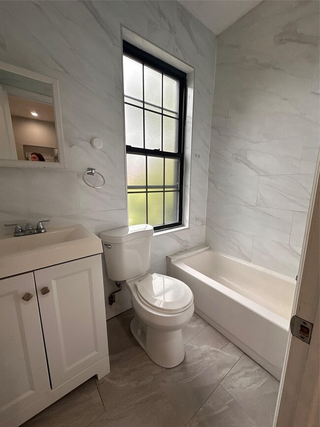 24-33 Crescent St in Queens, NY - Building Photo - Building Photo