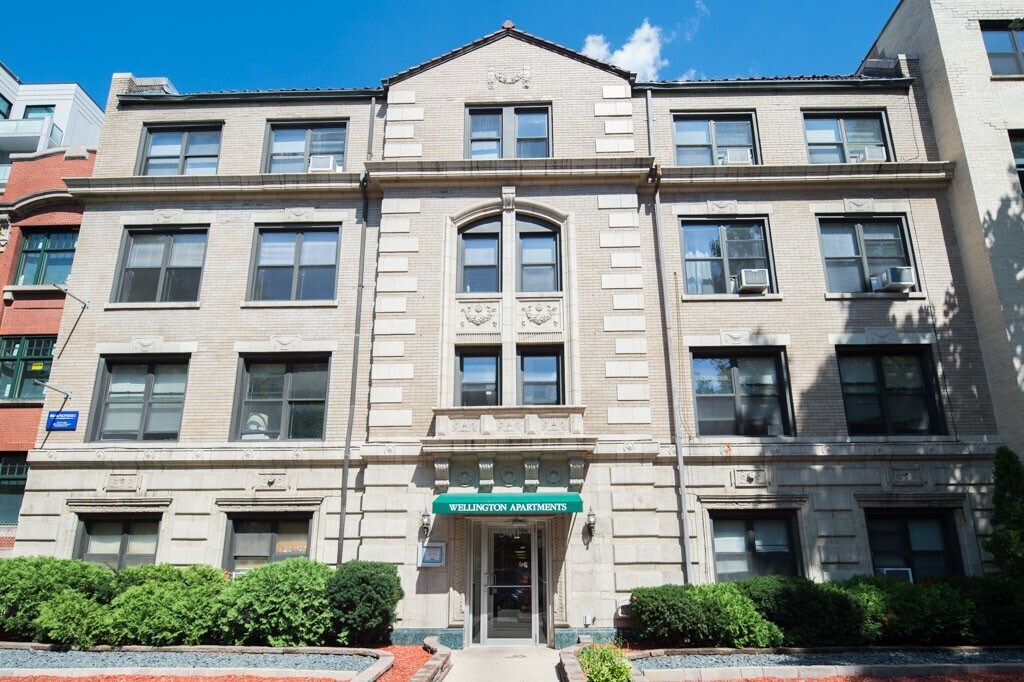 545 W Wellington Ave in Chicago, IL - Building Photo