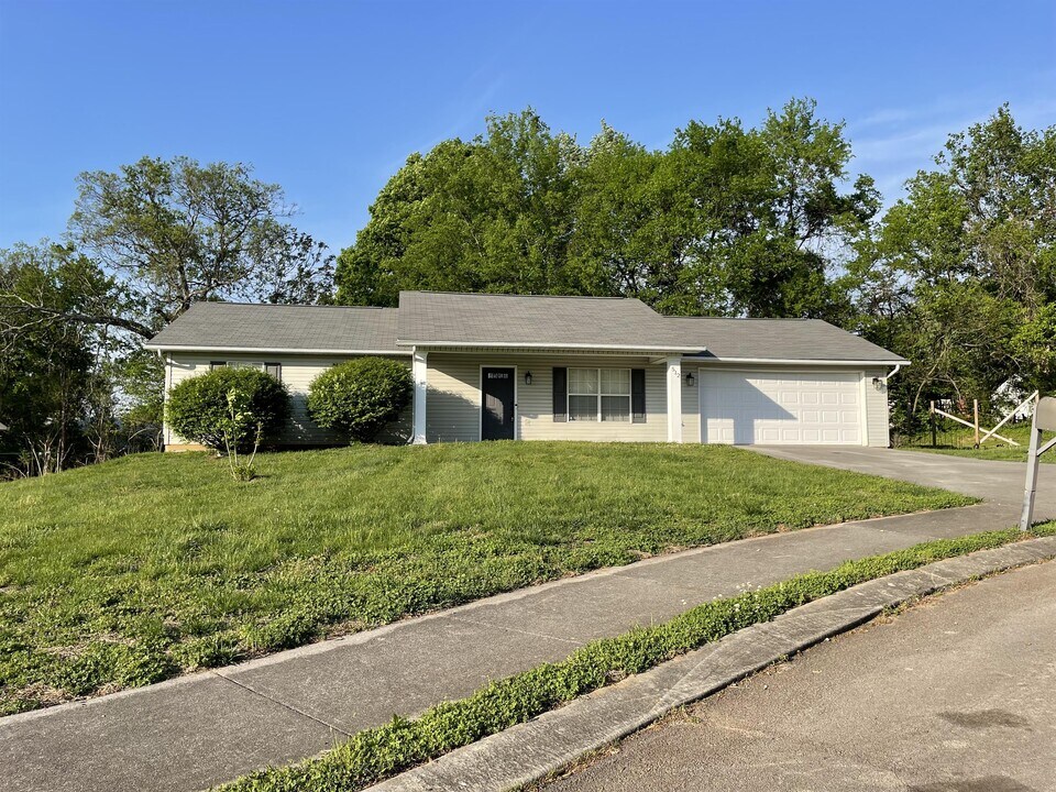 512 Lejeune Dr in Maryville, TN - Building Photo