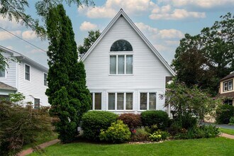 217 Larchmont Ave in Larchmont, NY - Building Photo - Building Photo