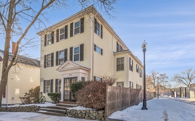 13 Washington St-Unit -3 in Beverly, MA - Foto de edificio - Building Photo
