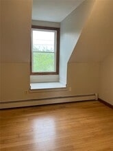 3 Buttonwood St, Unit 2nd Floor in Bristol, RI - Building Photo - Building Photo