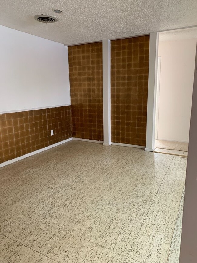 property at 1640 Courtland Cir