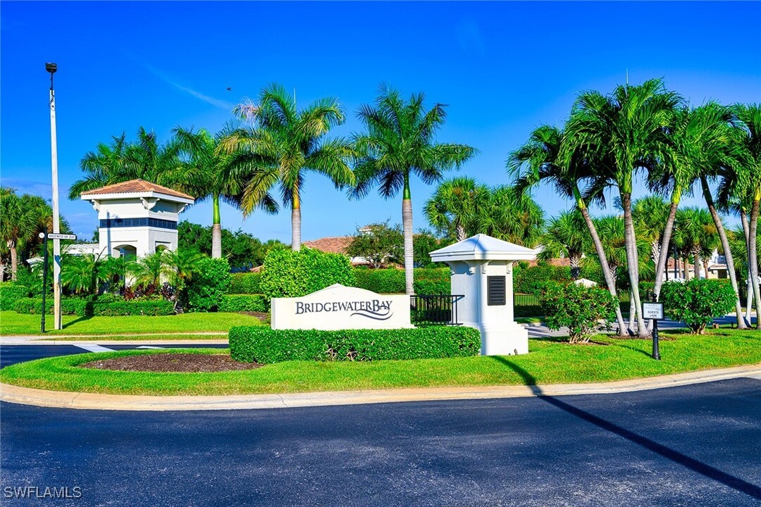 3058 Driftwood Way in Naples, FL - Building Photo