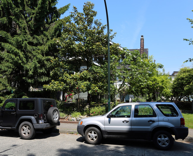 2475 W 3rd Ave in Vancouver, BC - Building Photo - Primary Photo