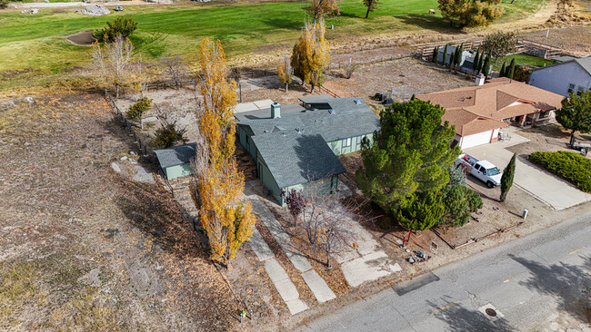 23861 Pebble Beach Ln in Tehachapi, CA - Building Photo - Building Photo