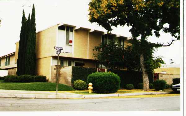 828 S Falcon St in Anaheim, CA - Building Photo