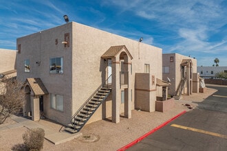 Woodridge Manor Apartments in Glendale, AZ - Building Photo - Building Photo