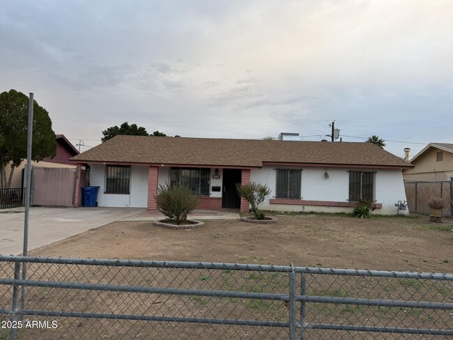 property at 1516 W Pueblo Ave