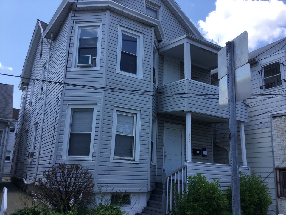 452 21st Ave in Paterson, NJ - Building Photo