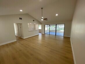 5010 Pennsbury Dr in Tampa, FL - Building Photo - Building Photo