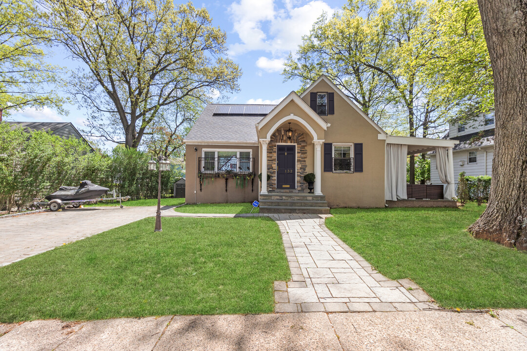 132 Stuyvesant Rd in Teaneck, NJ - Building Photo