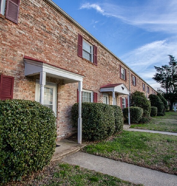 Maple Grove Apartments in Colonial Heights, VA - Building Photo