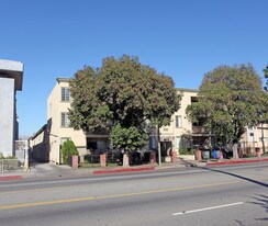 Henry Weiss Apartments in Winnetka, CA - Building Photo