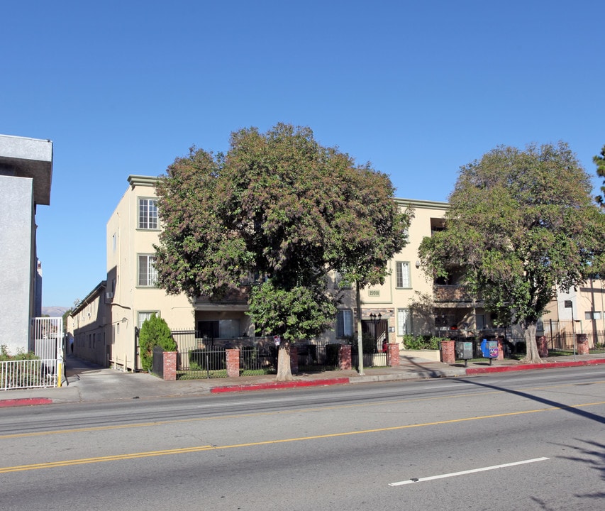 Henry Weiss Apartments in Winnetka, CA - Foto de edificio