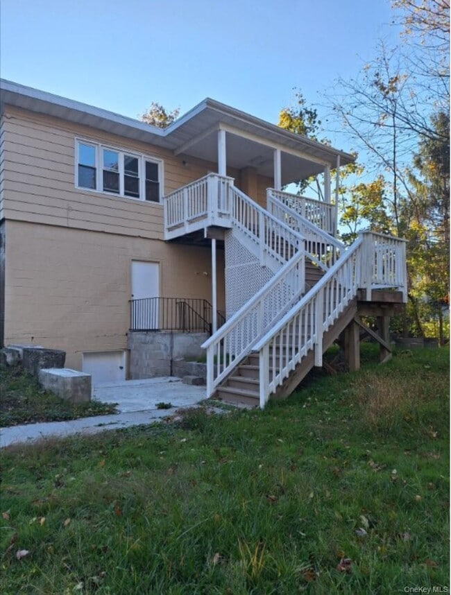property at 652 NY-211