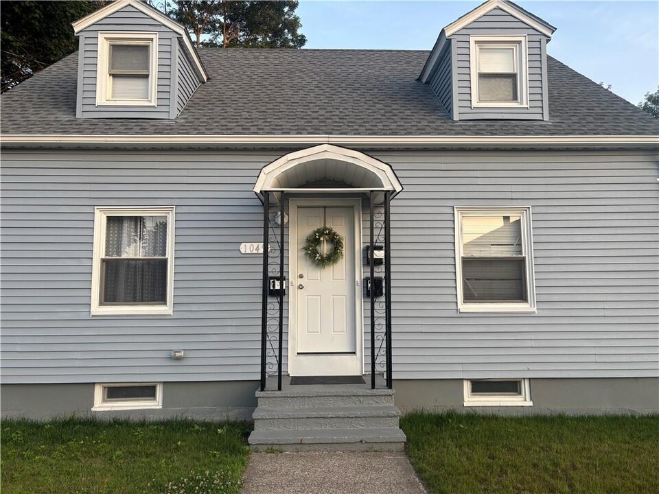 1049 Central Ave in Pawtucket, RI - Building Photo