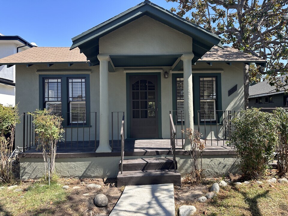 930 N Fairview St in Burbank, CA - Building Photo