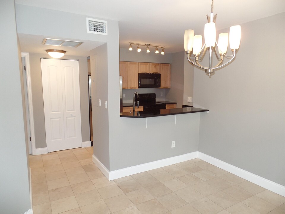 2881 N Oakland Forest Dr in Oakland Park, FL - Building Photo