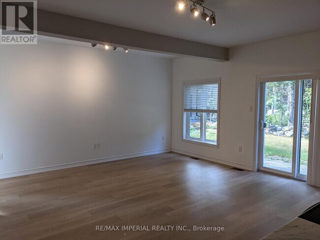 270B Riverside Dr in Kawartha Lakes, ON - Building Photo - Building Photo