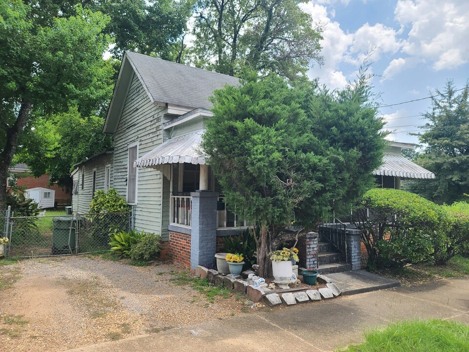 651 Hall St in Montgomery, AL - Building Photo